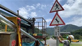 國際抱貓日  新北猴硐「常有貓出沒」標誌更新新北市交通局配合一年一度「國際抱貓日」（National Hug Your Cat Day），在緊鄰猴硐火車站的猴硐貓村重新設置3面「常有貓出沒」交通警示標誌，提醒用路人減速慢行。（新北市交通局提供）中央社記者沈佩瑤傳真  111年5月30日