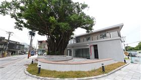 竹市改建千甲市民活動中心  打造複合式照顧據點新竹市政府改建千甲市民活動中心完工，打造為複合式照顧據點。市府30日指出，千甲市民活動中心重建，不僅保留原址土地公廟，也留下老榕樹，在1樓戶外設置榕園休憩平台。（新竹市政府提供）中央社記者郭宣(文三)傳真  111年5月30日