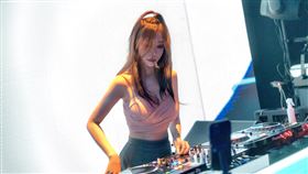 正妹學霸DJ直播放歌爆紅　超狂經歷引發網友大讚