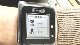 花蓮豐濱鄉發放第2代智慧手環給長者把關偏鄉獨居或慢性病長者身體狀況，花蓮縣衛生局、豐濱鄉公所與衛福部花蓮醫院再度合作，30日在鄉公所發放第2代智慧手環，手錶型佩戴裝置具心率與血氧監測等多項功能。（豐濱鄉公所提供）中央社記者李先鳳傳真  111年5月30日