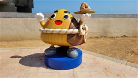 端午節將屆，新北市石門區知名吉祥物「粽寶」疑遭人破壞，手上所端小粽子被拆下丟棄。公所今（30）日表示，已請警方加強巡邏，呼籲民眾要愛惜公物，可惜無法趕在端午節前修復。（圖／翻攝自新北市石門區公所臉書）