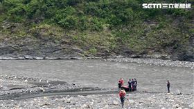 高雄市茂林區多納大橋傳出夫妻遭洪水沖走意外。（圖／翻攝畫面）