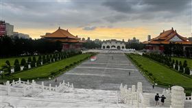 王必勝說，雖然都是「自由廣場」，但兒童疫苗施打站與原先車來速採檢確診給藥站有很明確的動線區隔，也有很遠的距離。（圖／翻攝自王必勝臉書）