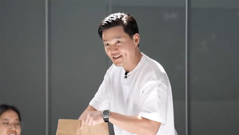 李瑞鎮被當工作人員　幫女星顧包包