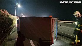 新北萬里台二線發生貨車翻覆事故。（圖／翻攝畫面）