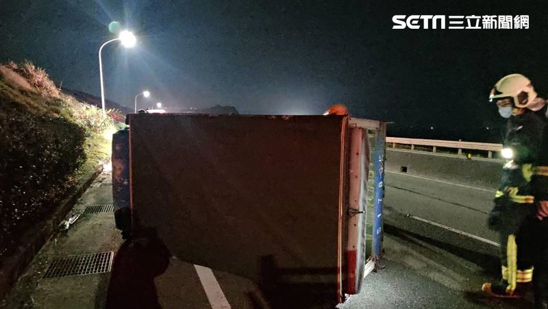 萬里貨車失控翻覆　司機狼狽爬出車外