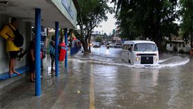 巴西東北部培南布可州首府雷西夫（Recife）都會區連日遭豪雨襲擊。（圖／美聯社／達志影像）
