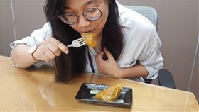 包粽鹼水無色無味　誤食風險高應當心一名2歲多男童誤飲阿嬤要包鹼粽用的鹼水，不僅住院3週，因強鹼影響時間長，前後歷經8個月才脫離夢魘。醫師提醒，無色無味的鹼水若無明顯標示或放置高處，誤食風險很高，提醒民眾應留心避免孩童誤食。中央社記者陳偉婷攝　107年6月7日