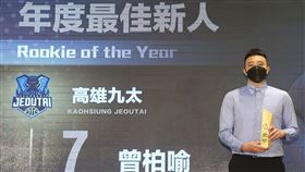 曾柏喻奪新人王卻遇球隊解散  盼有機會挑戰職籃九太科技新秀曾柏喻歷經30日上午球隊宣布解散、退出超級籃球聯賽（SBL），下午得知獲選新人王，心中百感交集，他表示，接下來將準備好自己，未來可能會以職籃為優先考量，會再和家人討論。中央社記者張新偉攝  111年5月30日