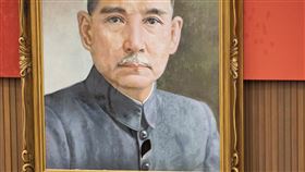 立院藍綠衝突  國父遺像意外遭砸損立法院會30日處理攸關國務機要費除罪化的會計法第99條之1條文修正草案，國民黨立委多次向民進黨立委所在位置丟擲水杯表達不滿，卻連帶意外砸損議場內的國父遺像。中央社實習記者陳亮至攝  111年5月30日