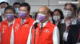 行政院長蘇貞昌視察桃園機場邊境防疫暨慰勉防疫工作人員