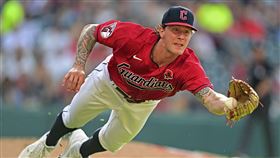 ▲守護者先發投手普利賽克（Zach Plesac）下丘飛撲美技。（圖／美聯社／達志影像）