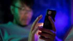 「夜間多尿」成流行文明病，醫揭：藍光使抗利尿激素分泌失調惹禍。（圖／台灣泌尿科醫學會提供）

