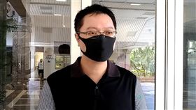 王忠義被控殺父案  台中高分院更一審判無罪男子王忠義殺害父母案，一審原判無期徒刑，台中高分院二審逆轉改判無罪，經最高法院發回更審，台中高分院審理後，18日更一審仍判無罪，可上訴。王忠義（圖）到庭聽判，得知結果向法官大喊「謝謝法官包容」。中央社記者蘇木春攝　109年6月18日