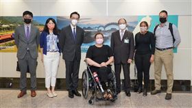 美國參議員二度訪台！今晚桃機入境　將見蔡英文、蘇貞昌（外交部提供）圖說：外交部政務次長曾厚仁（右三）及北美司司長徐佑典（左三）代表我國政府於桃園機場歡迎美國聯邦參議員達克沃絲（中）。