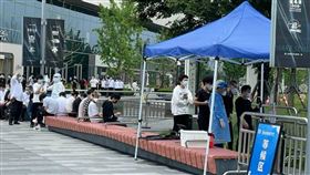 為順利復工  解封前趕做核酸檢測上海將於6月1日解封，根據規定出入公共場所、搭乘大眾交通工具與復工須持核酸陰性證明，因此，近兩日上海街頭的快速採樣點出現排隊做核酸的人潮。圖為上海一處賣場外排隊做核酸檢測的人龍。中央社記者吳柏緯上海攝  111年5月31日