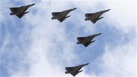 國慶大會  幻象2000戰機編隊飛行110年國慶大會10日在總統府前展開，國軍戰機參與空中展演，幻象2000戰機編隊飛行。中央社記者王騰毅攝  110年10月10日