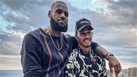 ▲「詹皇」詹姆斯（LeBron James）和F1賽車明星韓密爾頓（Lewis Hamilton）合照。（圖／翻攝自ESPN F1推特）