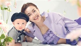 陳瑋薇和兒子「葛格」一起拍雜誌封面。（圖／嬰兒與母親雜誌提供）