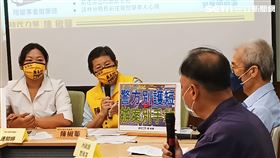 時代力量立委陳椒華、新竹縣議員連郁婷今（31）日召開「新竹縣警局高階警官不守分際，警政署應查明背後指使者」記者會。（圖／記者盧素梅攝影)