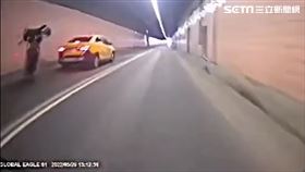 重機追撞小黃 翻攝記者爆料網