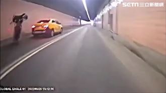 重機追撞小黃騰空翻滾4圈！空中解體