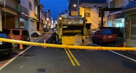 花蓮阿嬤巷口倒垃圾…遭資源回收車撞倒　捲進車輪慘死 圖／翻攝畫面