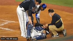 歐力士捕手伏見寅威遭球棒爆頭倒地不起。（圖／擷取自推特）