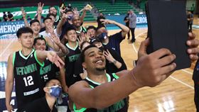 海神擊敗英熊　晉級T1冠軍賽（2）台灣職籃T1聯盟高雄全家海神隊27日季後賽作客天母體育館，終場以99比93擊敗台灣啤酒英熊隊，晉級冠軍賽，賽後海神選手在場中自拍慶祝。中央社記者張新偉攝　111年5月27日