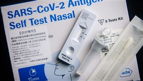 蘇貞昌：0至6歲孩童可領5劑免費快篩試劑行政院長蘇貞昌27日宣布，0至6歲孩童可領5劑免費的快篩試劑，民眾只要持孩童的健保卡至藥局就能領取。圖為藥局販售政府專用家用快篩試劑。中央社記者王騰毅攝  111年5月27日