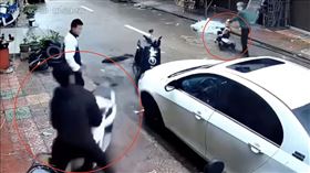 幼童「神指令」機車突爆衝！網友驚呆