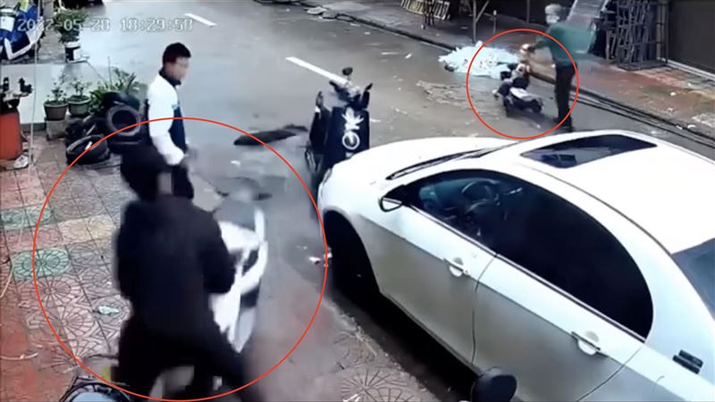 幼童「神指令」機車突爆衝！網友驚呆