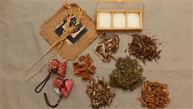 可將石菖蒲、艾葉…等藥材研磨成粉製成香囊隨身攜帶，就像是帶著一個作用非凡的「空氣淨化器」，既應景又環保。（圖／台中慈濟醫院提供）