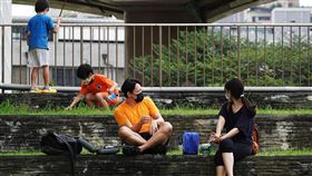 多雲到晴好天氣  民眾攜家帶眷出門遊憩中央氣象局指出，29日各地大多為多雲到晴的天氣型態，午後各地山區及大台北、東北部近山區平地有局部短暫雷陣雨發生機率，提醒民眾留意。適逢週休假日，有民眾帶著孩子在松菸文創園區休憩。中央社記者鄭傑文攝  111年5月29日