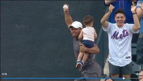 ▲爸爸抱小孩接到全壘打反彈球。（圖／翻攝自MLB官網）