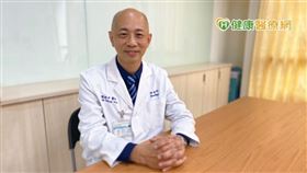 雙和醫院神經內科專任主治醫師陳致中表示，多發性硬化症是因免疫系統異常攻擊自身中樞神經，包含大腦、小腦、腦幹及脊髓，造成多處神經發炎，而依發炎部位的不同，可能產生症狀也相異。