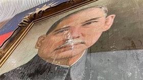 ▲國父遺像砸出洞！林俊憲：是時候撤下了。（圖／翻攝林俊憲臉書）