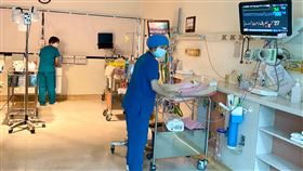 成大醫院醫護抗疫日夜備戰成大醫院醫護人員面對COVID-19（2019冠狀病毒疾病）疫情日夜備戰。圖為小兒科新生兒加護病房。（成大醫院提供）中央社記者楊思瑞台南傳真  111年5月30日