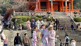 日本開放邊境重振觀光 業者引頸期盼台灣人到來日本6月10日起開放外國觀光團客入境，時隔2年2個月，很多日本觀光業者和地方政府說「我們準備好了」，有業者說，最期盼台灣客到來。（圖為110年11月14日攝於京都清水寺前）中央社記者楊明珠東京傳真 111年5月30日
