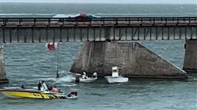 美國母子3人玩海上滑翔傘，遇上強風導致高速衝向大橋。（圖／翻攝自John Callion 臉書） 