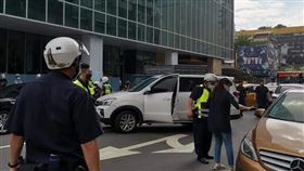 新北警方前往西門町逮捕嫌犯，對方拒捕衝撞3車，警方連開2槍將人制伏。（圖／翻攝畫面）