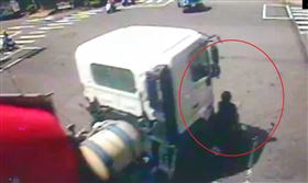 混凝土車,機車(圖/翻攝畫面)