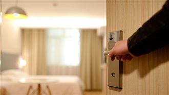 住宿遇裸男敲門…說這句話、再掏千元給他