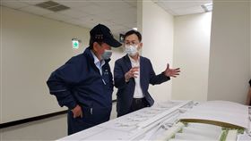 ▲桃園機場公司董事長林國顯向行政院政務委員吳澤成說明第三航站區建設執行情形。（圖／桃園機場公司提供）