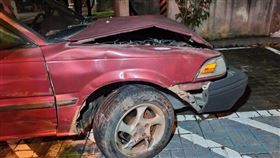 嘉縣汽車機車相撞  騎士女大生掉落水溝不治嘉義縣黃姓女大生5月31日傍晚騎機車行經大林鎮嘉89線時，與同行右轉的汽車發生車禍，黃女掉落至一旁的排水溝，送醫仍不治。圖為肇事汽車右側車頭嚴重毀損。（民眾提供）中央社記者黃國芳傳真  111年6月1日