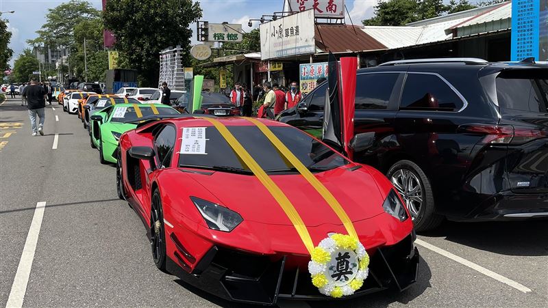 顏清標三弟告別式　多輛超跑列隊送行