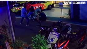 北市賴男等人酒後圍毆林姓酒客，一旁小姐勸架也被推倒。（圖／翻攝畫面）