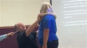 老師掏出「超巨保險套」！下秒戴學生頭上套弄　千萬人朝聖（圖／翻攝自TikTok／alberto_lm24）