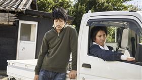 《噪音》松山研一(左)與藤原龍也。（圖／車庫娛樂提供）