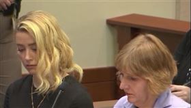 安珀赫德聆聽時表情逐漸僵硬。（圖／美聯社／達志影像）